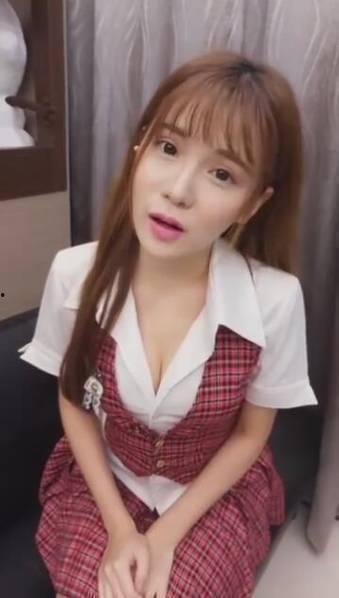 女主播裤子脱了打屁股,现场打屁股引发热议