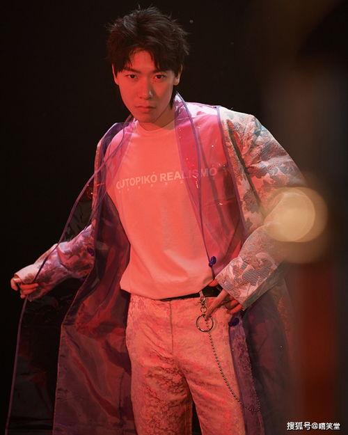 福克斯rapper什么背景,从街头到舞台的逆袭之路